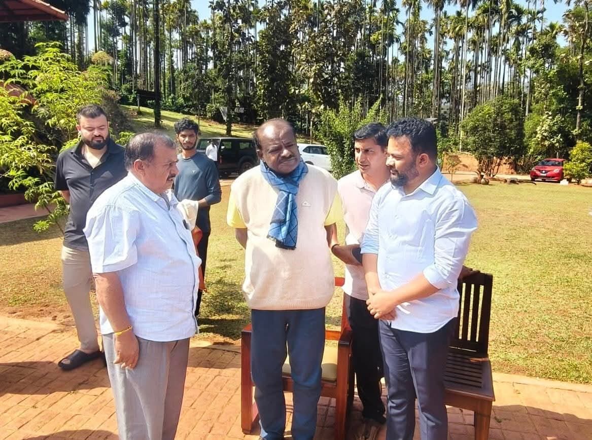 ಕೇಂದ್ರ ಉಕ್ಕು ಮತ್ತು ಬೃಹತ್ ಕೈಗಾರಿಕಾ ಸಚಿವರು, ಮಾಜಿ ಮುಖ್ಯಮಂತ್ರಿಗಳಾದ ಶ್ರೀ ಹೆಚ್.ಡಿ ಕುಮಾರಸ್ವಾಮಿ - ಶೃಂಗೇರಿ ಕ್ಷೇತ್ರ ರೈತ ಒಕ್ಕೂಟದ ಅಧ್ಯಕ್ಷರಾದ ಶ್ರೀ ವಿಶ್ವನಾಥ್ ಗದ್ದೆಮನೆ ಭೇಟಿ