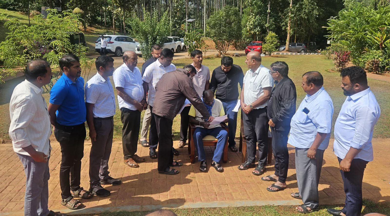 ಶೃಂಗೇರಿ ಕ್ಷೇತ್ರ ರೈತ ಒಕ್ಕೂಟದಿಂದ ಕೇಂದ್ರ ಸಚಿವರಾದ ಶ್ರೀ ಹೆಚ್.ಡಿ ಕುಮಾರಸ್ವಾಮಿ ಭೇಟಿ - ಎಲೆ ಚುಕ್ಕೆ ರೋಗ ನಿರ್ಮೂಲನೆ ಕುರಿತು ಮನವಿ