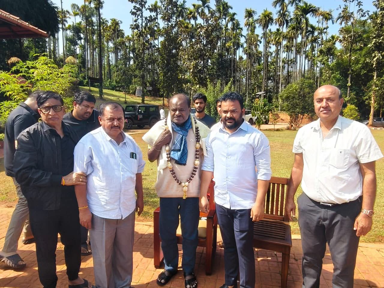 ಕೇಂದ್ರ ಉಕ್ಕು ಮತ್ತು ಬೃಹತ್ ಕೈಗಾರಿಕಾ ಸಚಿವರು, ಮಾಜಿ ಮುಖ್ಯಮಂತ್ರಿಗಳಾದ ಶ್ರೀ ಹೆಚ್.ಡಿ ಕುಮಾರಸ್ವಾಮಿ - ಶೃಂಗೇರಿ ಕ್ಷೇತ್ರ ರೈತ ಒಕ್ಕೂಟದ ಅಧ್ಯಕ್ಷರಾದ ಶ್ರೀ ವಿಶ್ವನಾಥ್ ಗದ್ದೆಮನೆ ಭೇಟಿ - Image 2