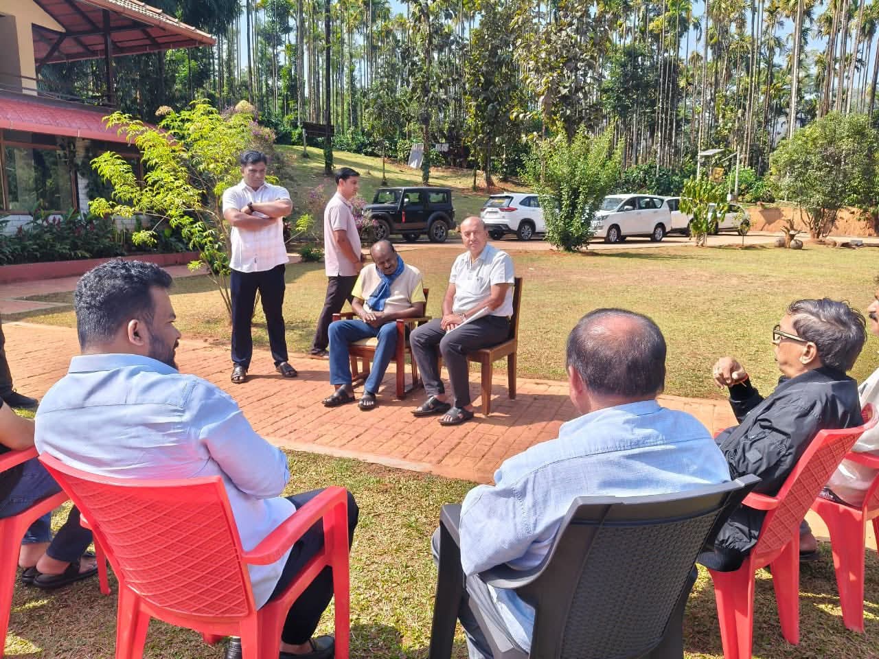 ಕೇಂದ್ರ ಉಕ್ಕು ಮತ್ತು ಬೃಹತ್ ಕೈಗಾರಿಕಾ ಸಚಿವರು, ಮಾಜಿ ಮುಖ್ಯಮಂತ್ರಿಗಳಾದ ಶ್ರೀ ಹೆಚ್.ಡಿ ಕುಮಾರಸ್ವಾಮಿ - ಶೃಂಗೇರಿ ಕ್ಷೇತ್ರ ರೈತ ಒಕ್ಕೂಟದ ಅಧ್ಯಕ್ಷರಾದ ಶ್ರೀ ವಿಶ್ವನಾಥ್ ಗದ್ದೆಮನೆ ಭೇಟಿ - Image 1