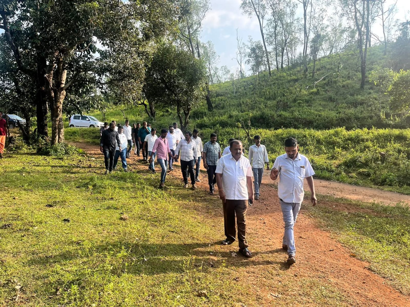 ಕಾಡನೆ ದಾಳಿಗೆ ಸಾವನ್ನಪ್ಪಿದ ಉಮೇಶ್ ಮತ್ತು ಹರೀಶ್ ರವರ ಮನೆಗಳಿಗೆ ಭೇಟಿ ನೀಡಿ ಕುಟುಂಬ ಸದಸ್ಯರಿಗೆ ಸಾಂತ್ವನ - Image 2