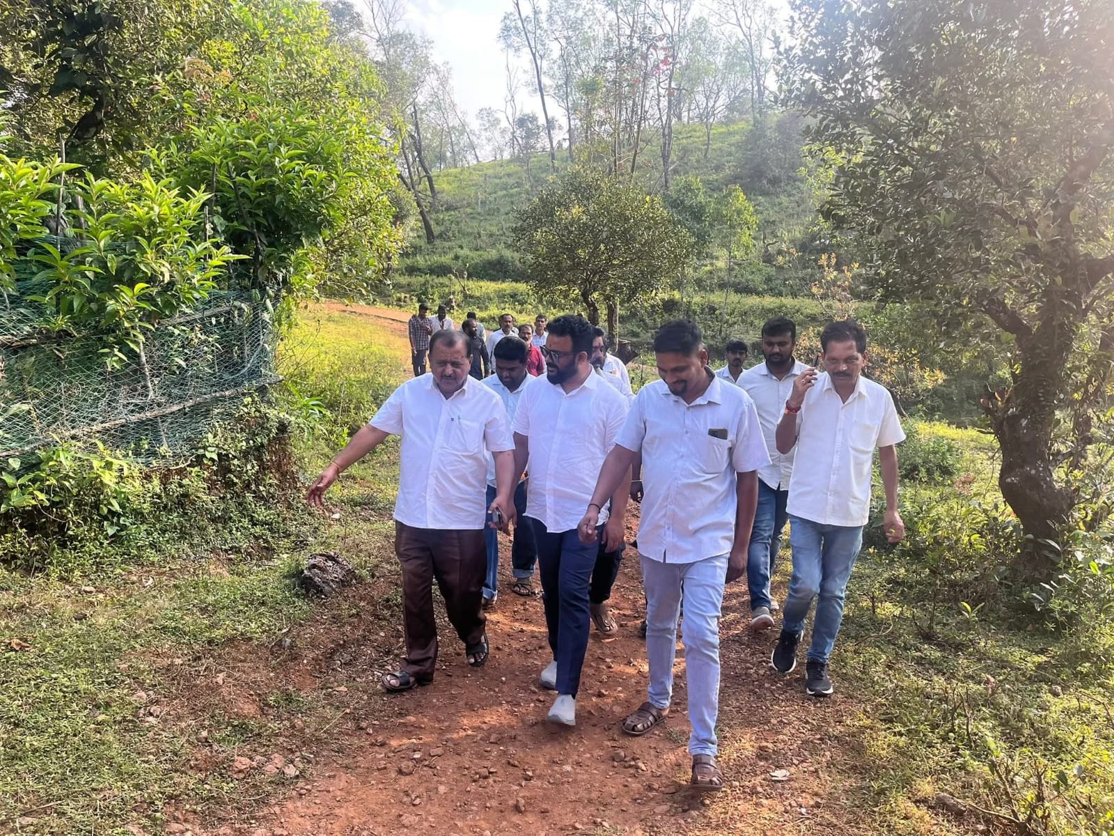 ಕಾಡನೆ ದಾಳಿಗೆ ಸಾವನ್ನಪ್ಪಿದ ಉಮೇಶ್ ಮತ್ತು ಹರೀಶ್ ರವರ ಮನೆಗಳಿಗೆ ಭೇಟಿ ನೀಡಿ ಕುಟುಂಬ ಸದಸ್ಯರಿಗೆ ಸಾಂತ್ವನ - Image 3