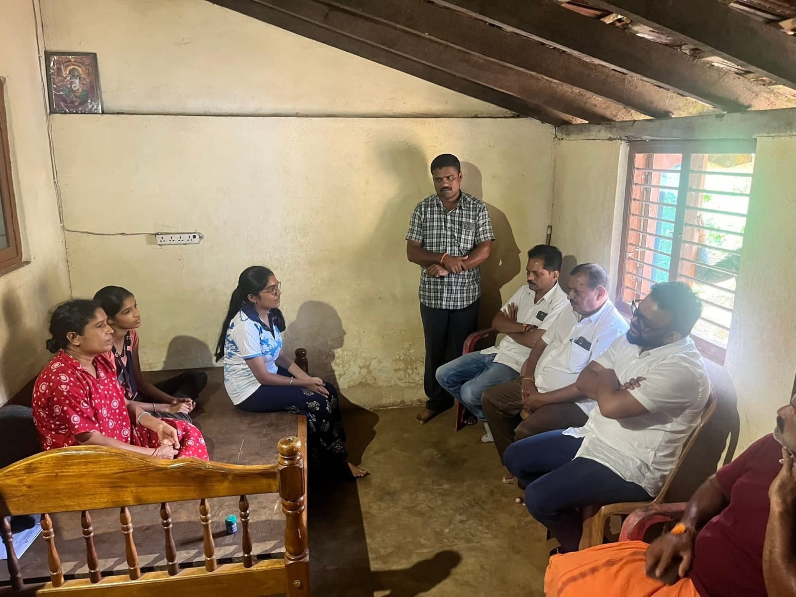 ಕಾಡನೆ ದಾಳಿಗೆ ಸಾವನ್ನಪ್ಪಿದ ಉಮೇಶ್ ಮತ್ತು ಹರೀಶ್ ರವರ ಮನೆಗಳಿಗೆ ಭೇಟಿ ನೀಡಿ ಕುಟುಂಬ ಸದಸ್ಯರಿಗೆ ಸಾಂತ್ವನ - Image 1