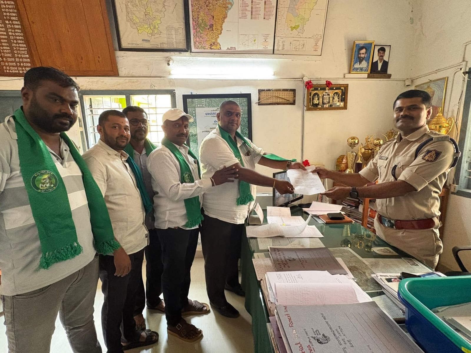 ಶೃಂಗೇರಿ ಕ್ಷೇತ್ರ ರೈತ ಒಕ್ಕೂಟದ ವತಿಯಿಂದ ಅರಣ್ಯ ಇಲಾಖೆ ಅಧಿಕಾರಿಗಳಿಗೆ ವಿವಿಧ ಬೇಡಿಕೆಗಳ ಮನವಿ ಸಲ್ಲಿಕೆ - Image 1