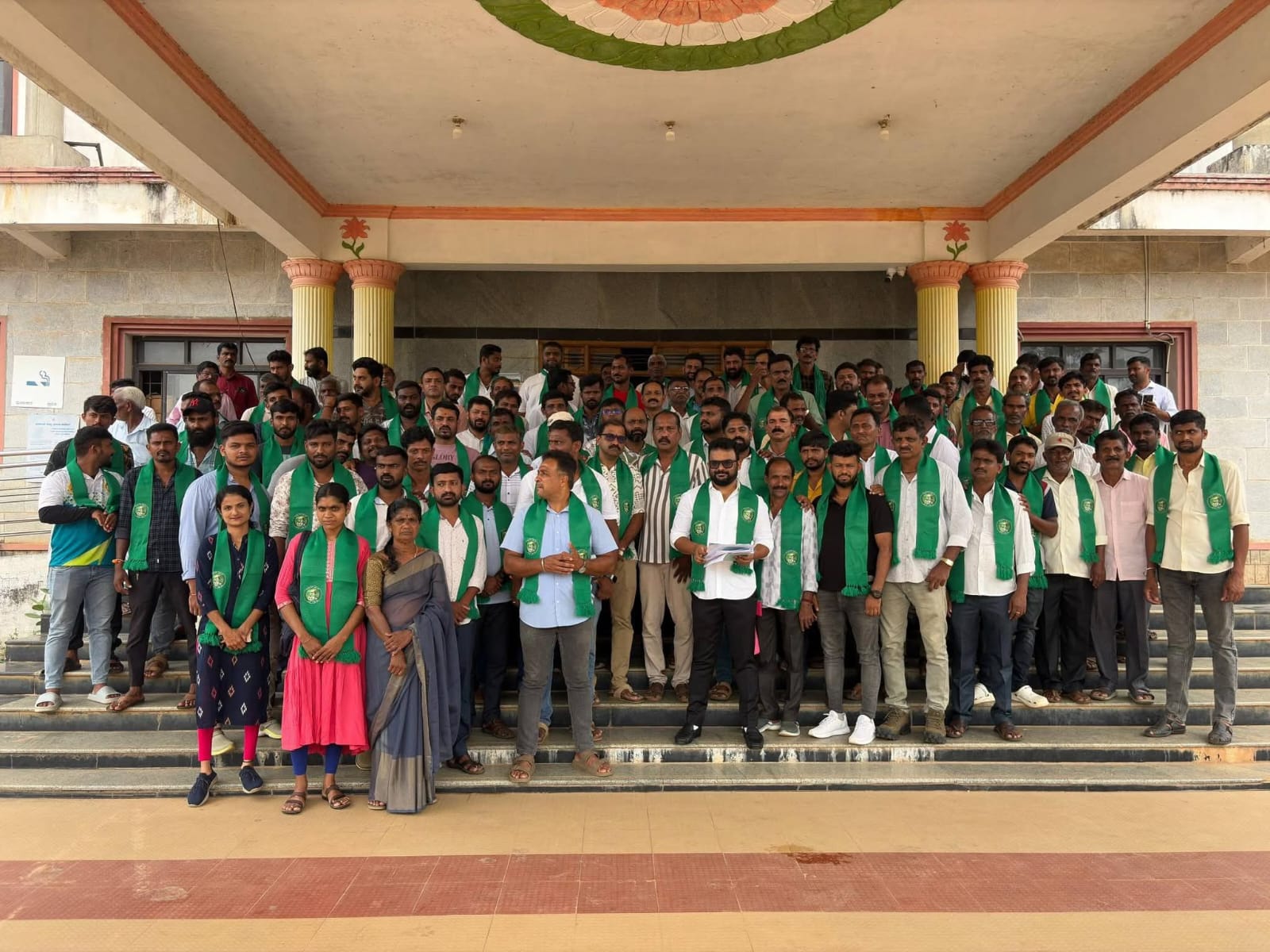 ಶೃಂಗೇರಿ ಕ್ಷೇತ್ರ ರೈತ ಒಕ್ಕೂಟದ ವತಿಯಿಂದ ನರಸಿಂಹರಾಜಪುರ ತಹಶೀಲ್ದಾರ್ ಭೇಟಿ - ರೈತರ ಹಲವು ಸಮಸ್ಯೆಗಳ ಕುರಿತು ಮನವಿ - Image 1