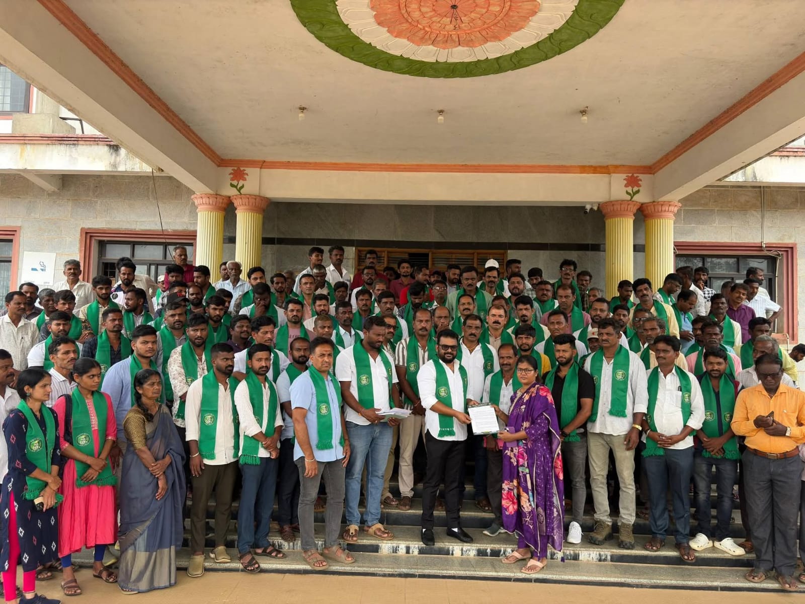ಶೃಂಗೇರಿ ಕ್ಷೇತ್ರ ರೈತ ಒಕ್ಕೂಟದ ವತಿಯಿಂದ ನರಸಿಂಹರಾಜಪುರ ತಹಶೀಲ್ದಾರ್ ಭೇಟಿ - ರೈತರ ಹಲವು ಸಮಸ್ಯೆಗಳ ಕುರಿತು ಮನವಿ - Image 3