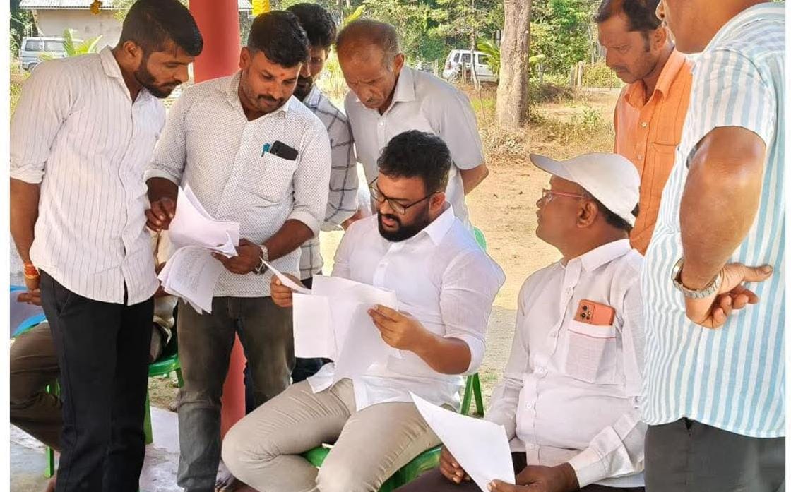 ನರಸಿಂಹರಾಜಪುರ ತಾಲೂಕಿನ ಹೆನ್ನಂಗಿ ಹಾಗೂ ಬೆಳ್ಳಂಗಿ ಭಾಗದ ರೈತರನ್ನು ಭೇಟಿ ಮಾಡಿ ಅವರ ಜಮೀನಿನ ಖಾತೆ, ಸಾಗುವಳ್ಳಿ ಚೀಟಿ (RTC) ಪಡೆಯಲು ಇರುವ ಅಡಚಣೆಗಳ ಬಗ್ಗೆ ಚರ್ಚೆ