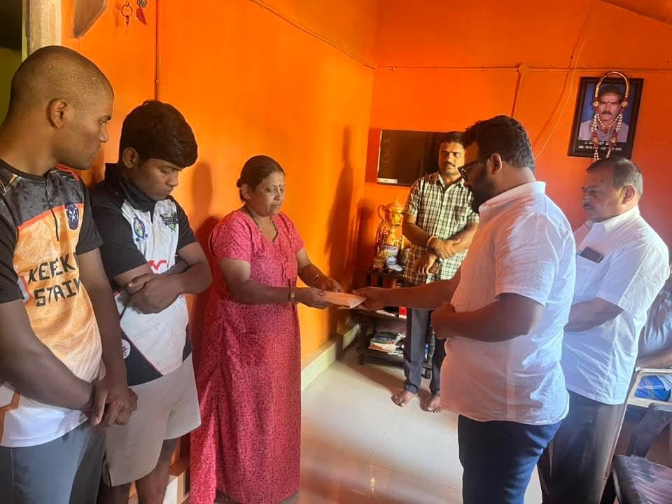 ಕಾಡನೆ ದಾಳಿಗೆ ಸಾವನ್ನಪ್ಪಿದ ಉಮೇಶ್ ಮತ್ತು ಹರೀಶ್ ರವರ ಮನೆಗಳಿಗೆ ಭೇಟಿ ನೀಡಿ ಕುಟುಂಬ ಸದಸ್ಯರಿಗೆ ಸಾಂತ್ವನ