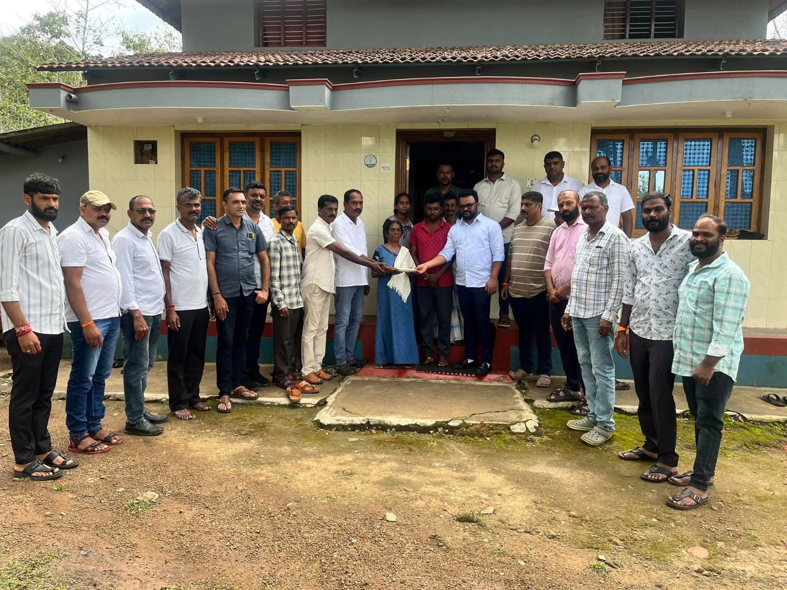 ಕಾಡಾನೆ ದಾಳಿಯಿಂದ ಮೃತರಾದ ಎಲಿಯಾಸ್ ಅವರ ಮನೆಗೆ ಶ್ರೀ ವಿಶ್ವನಾಥ್ ಗದ್ದೆಮನೆ ಭೇಟಿ