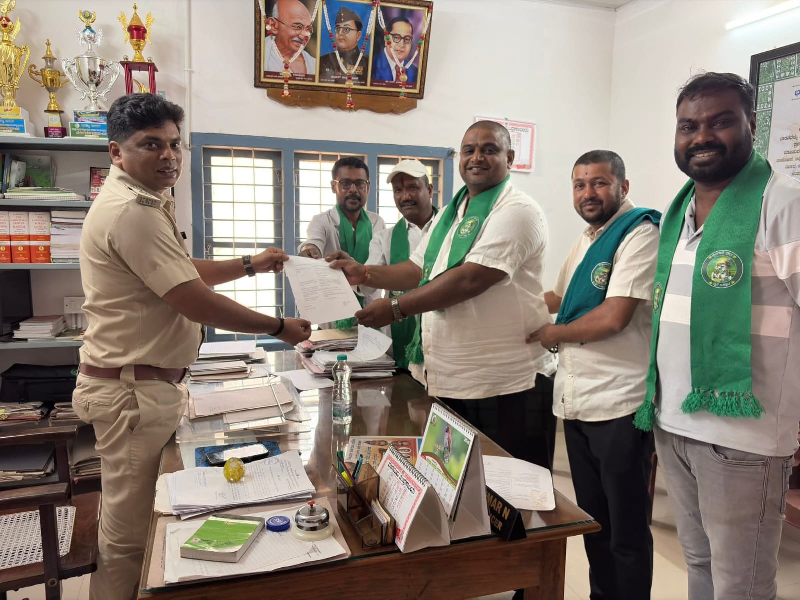 ಶೃಂಗೇರಿ ಕ್ಷೇತ್ರ ರೈತ ಒಕ್ಕೂಟದ ವತಿಯಿಂದ ಅರಣ್ಯ ಇಲಾಖೆ ಅಧಿಕಾರಿಗಳಿಗೆ ವಿವಿಧ ಬೇಡಿಕೆಗಳ ಮನವಿ ಸಲ್ಲಿಕೆ