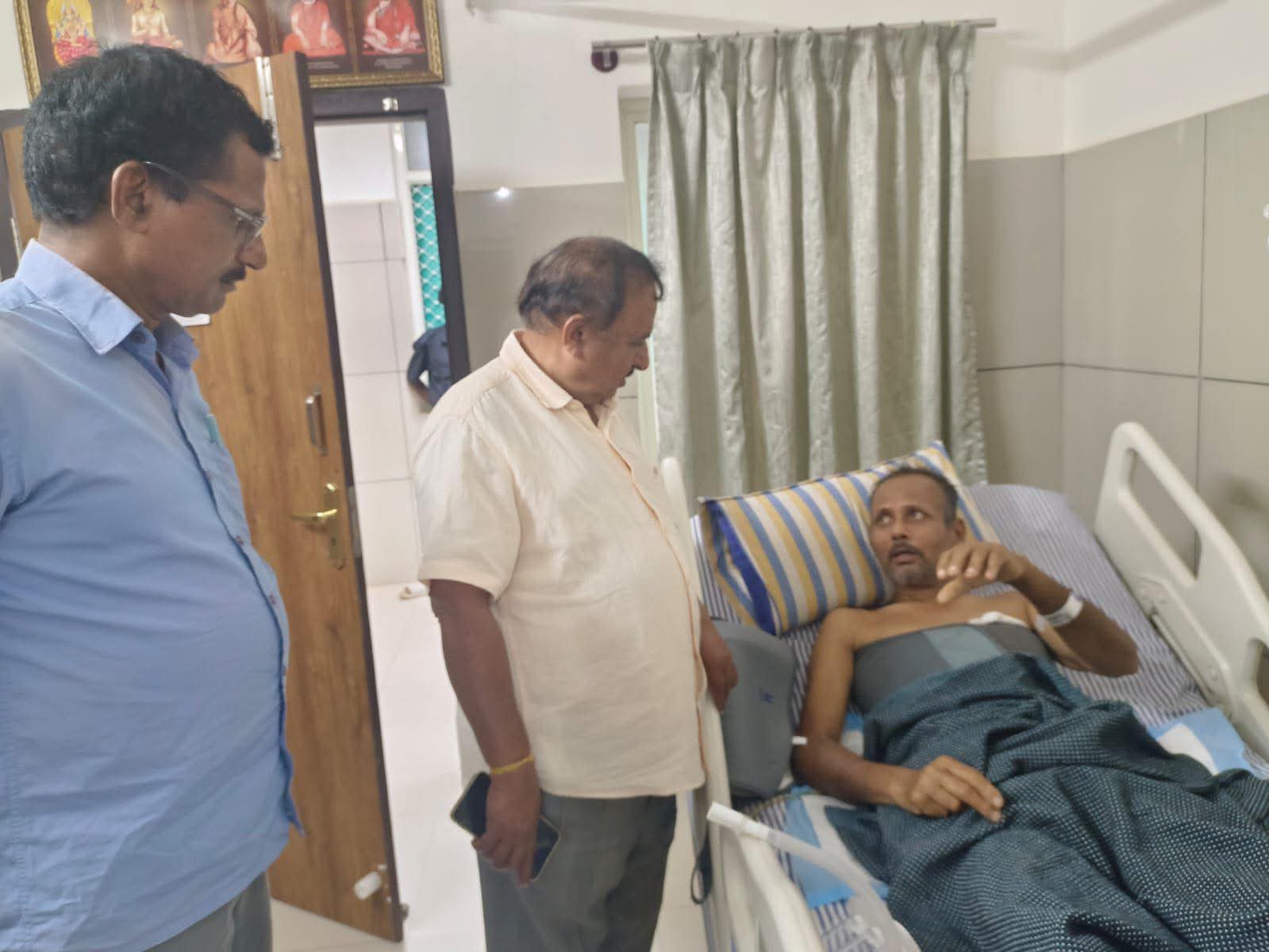 ಕಾಡುಕೋಣದ ದಾಳಿಗೊಳಿಗೊಳಗಾದ ಶಿವಪ್ಪ ಅವರನ್ನು ಭೇಟಿಯಾಗಿ ಆರೋಗ್ಯ ವಿಚಾರಿಸಿದ ಶೃಂಗೇರಿ ಕ್ಷೇತ್ರ ರೈತ ಒಕ್ಕೂಟದ ಗೌರವಾಧ್ಯಕ್ಷರಾದ ಶ್ರೀ ರಾಮಸ್ವಾಮಿ ಶೆಟ್ಟಿಗದ್ದೆ