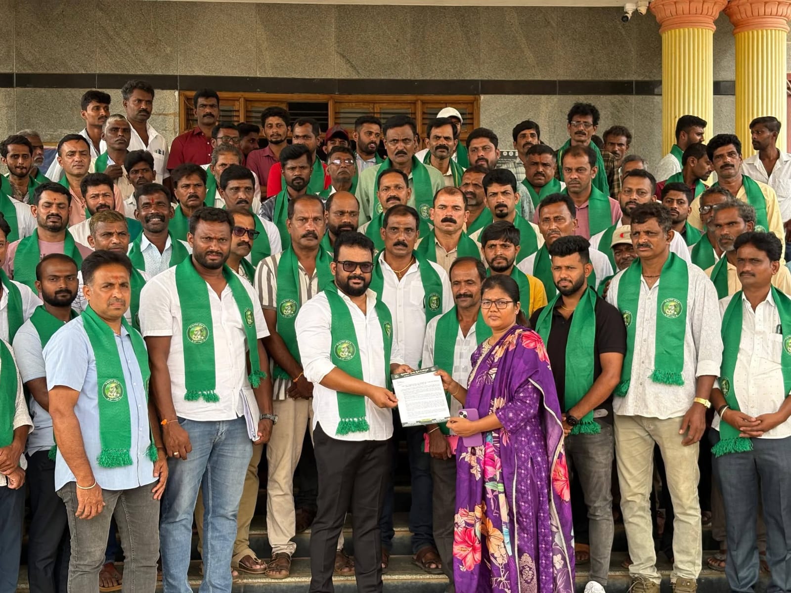 ಶೃಂಗೇರಿ ಕ್ಷೇತ್ರ ರೈತ ಒಕ್ಕೂಟದ ವತಿಯಿಂದ ನರಸಿಂಹರಾಜಪುರ ತಹಶೀಲ್ದಾರ್ ಭೇಟಿ - ರೈತರ ಹಲವು ಸಮಸ್ಯೆಗಳ ಕುರಿತು ಮನವಿ